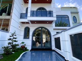 Nhà sân vườn  nhà 1 trệt 1 lầu dt 5x24 hướng nam 3pn3wc gần quảng trường. giá chỉ 2,79 tỷ tl