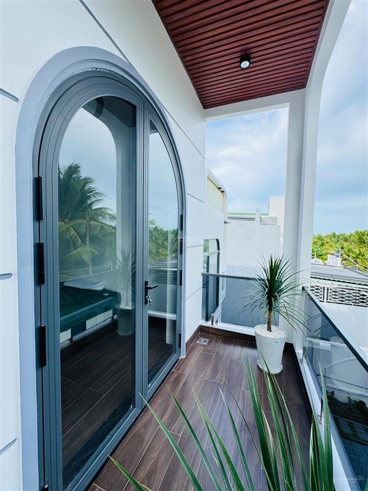 Nhà sân vườn  nhà 1 trệt 1 lầu dt 5x24 hướng nam 3pn3wc gần quảng trường. giá chỉ 2,79 tỷ tl