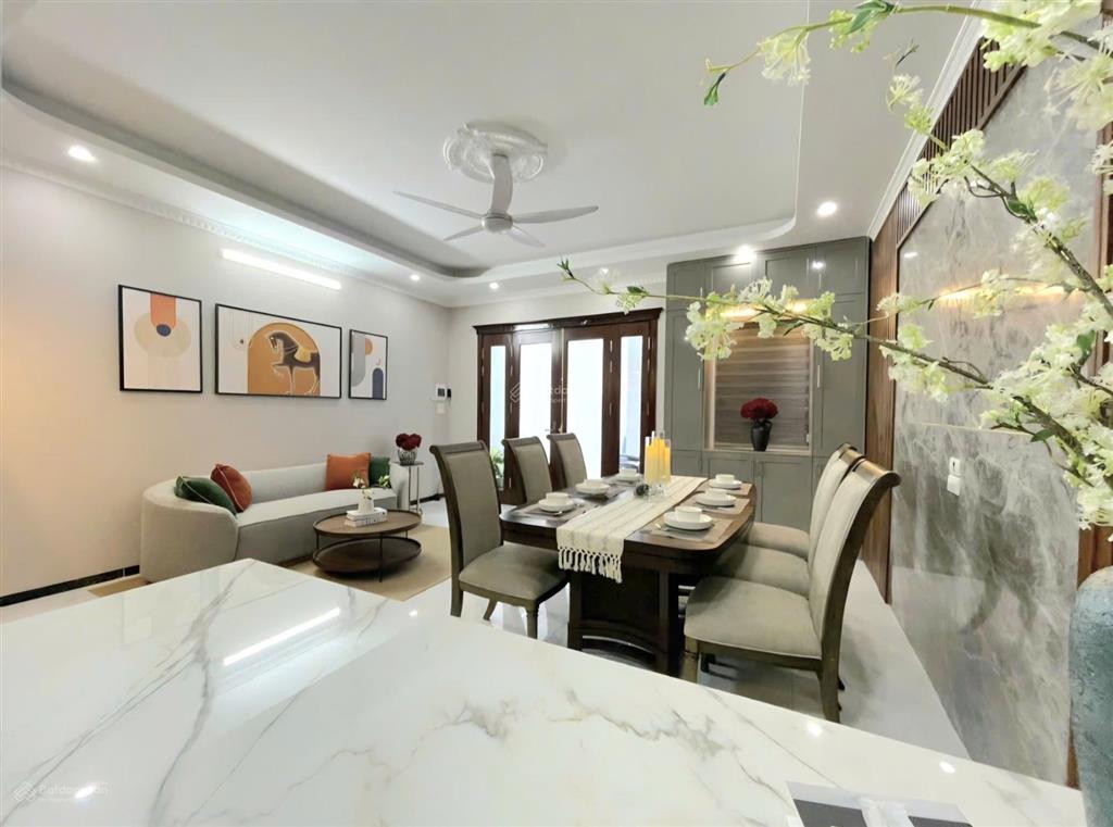 Nhà 5 tầng, mới 100%, về ở ngay, dt 45m2, mt 5.5m, khu vực long biên, hà nội. giá thương lượng