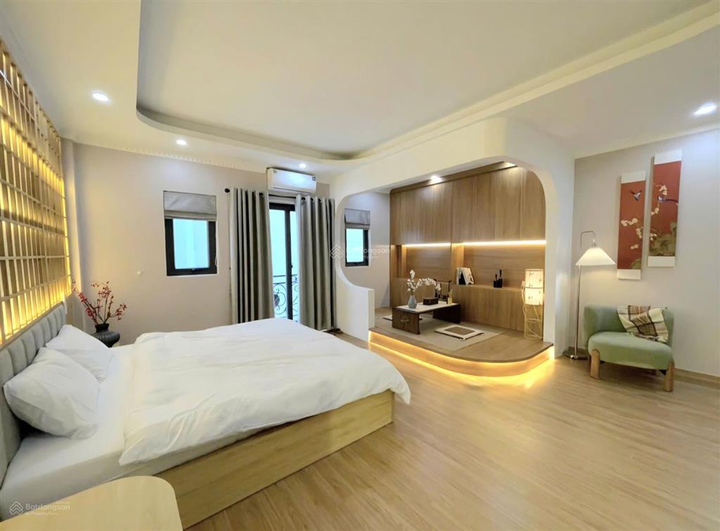Nhà 5 tầng, mới 100%, về ở ngay, dt 45m2, mt 5.5m, khu vực long biên, hà nội. giá thương lượng