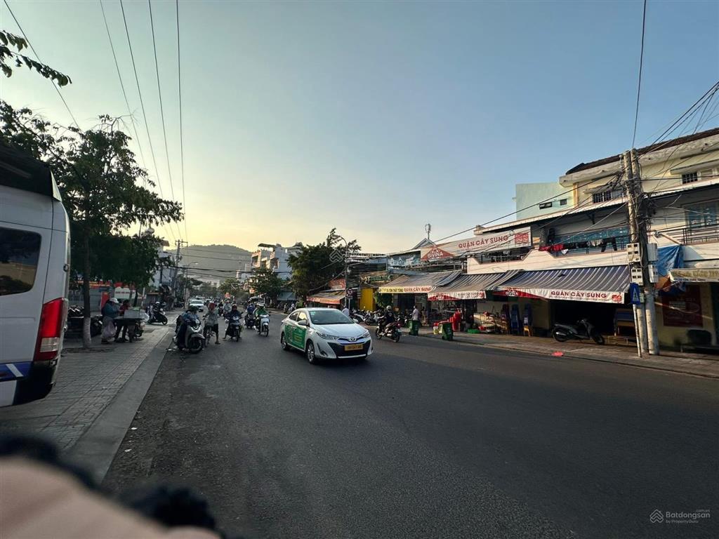 Nhà mặt tiền tôn thất tùng, thành phố nha trang  21 tỷ
cách biển hòn chồng 200m