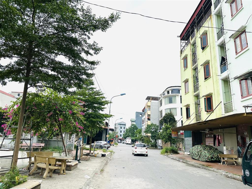 Bán lô đất đẹp view vườn hoa, sân bóng đông đô  dương húc giá chỉ 4,5 tỷ kinh doanh bất chấp