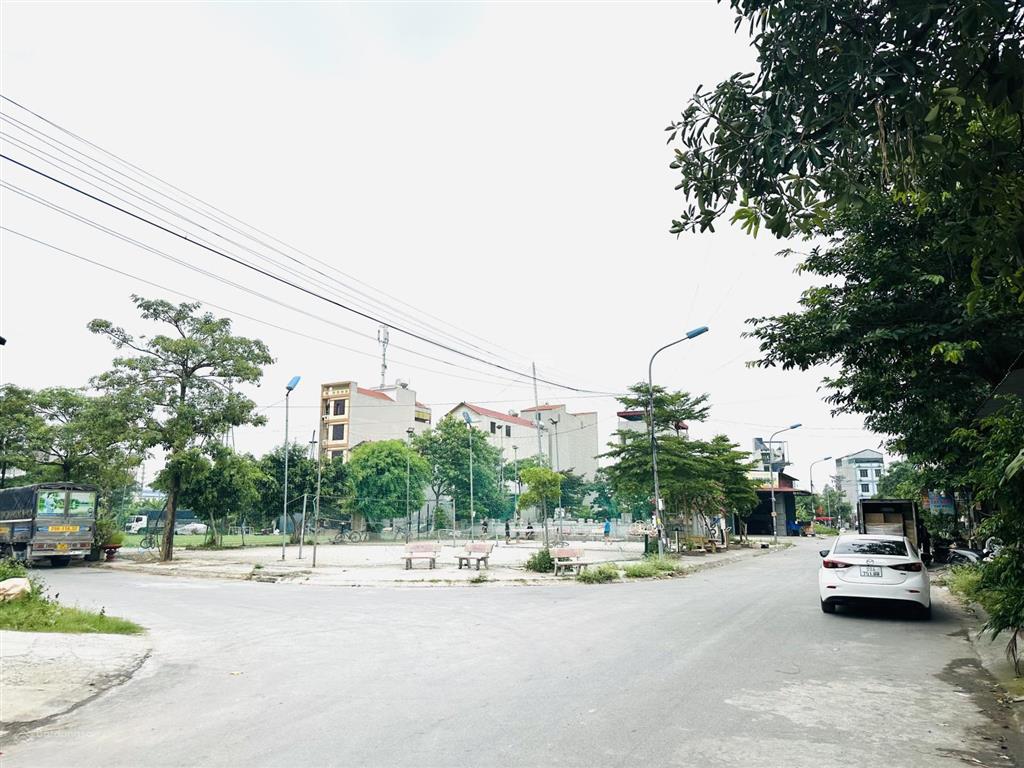 Bán lô đất đẹp view vườn hoa, sân bóng đông đô  dương húc giá chỉ 4,5 tỷ kinh doanh bất chấp