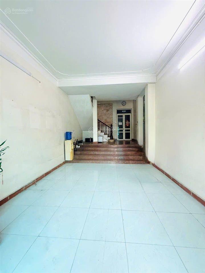 Cho thuê nhà nguyên căn mặt phố cổ linh  phân lô  vỉa hè  ô tô tránh  kinh doanh sầm uất.