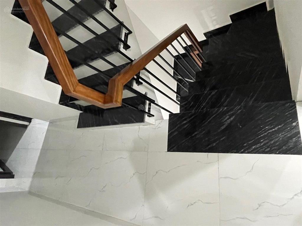 Cần tiền bán gấp nhà mới xây phường việt hưng 36m2 4t  ô tô nhỏ đỗ cửa  cách ô tô tránh chỉ 30m