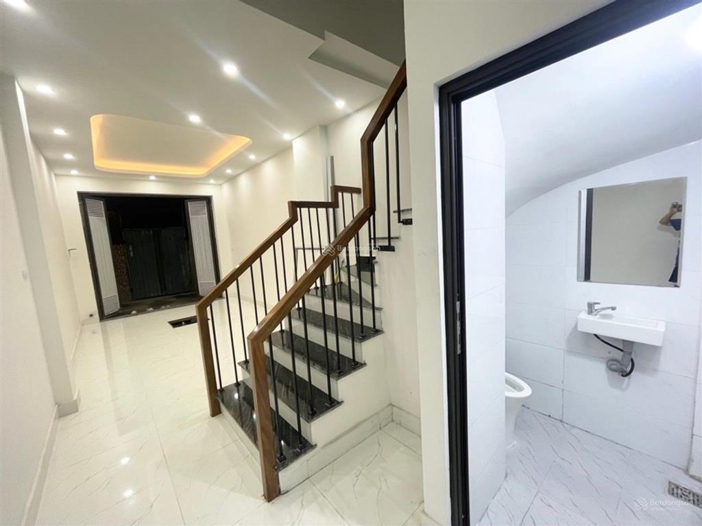 Cần tiền bán gấp nhà mới xây phường việt hưng 36m2 4t  ô tô nhỏ đỗ cửa  cách ô tô tránh chỉ 30m