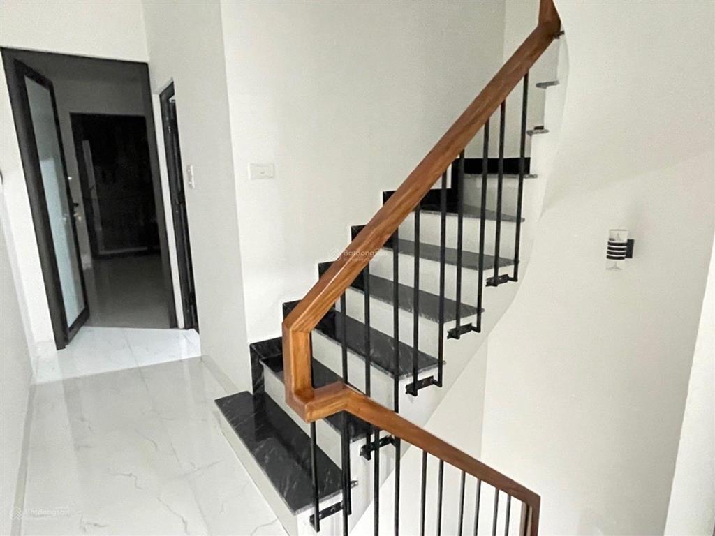 Cần tiền bán gấp nhà mới xây phường việt hưng 36m2 4t  ô tô nhỏ đỗ cửa  cách ô tô tránh chỉ 30m