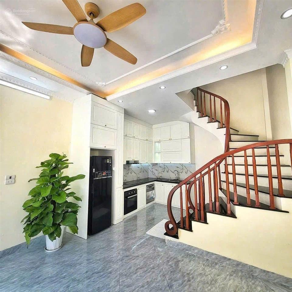 Cho thuê nhà nguyên căn thạch bàn  6 tầng  lô góc  ô tô vào nhà  full nội thất