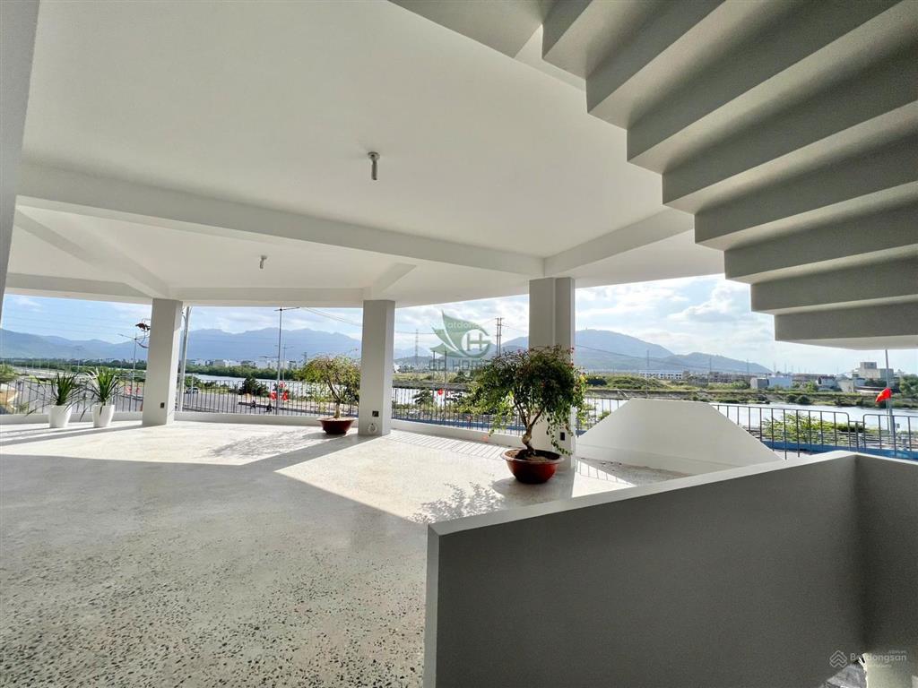 Cho thuê nhà kinh doanh góc 4 tầng có thang máy view sông, hà quang 2, 77 triệu/tháng