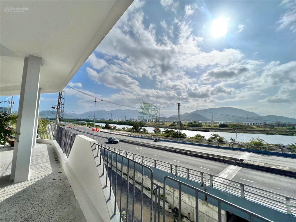Cho thuê nhà kinh doanh góc 4 tầng có thang máy view sông, hà quang 2, 77 triệu/tháng