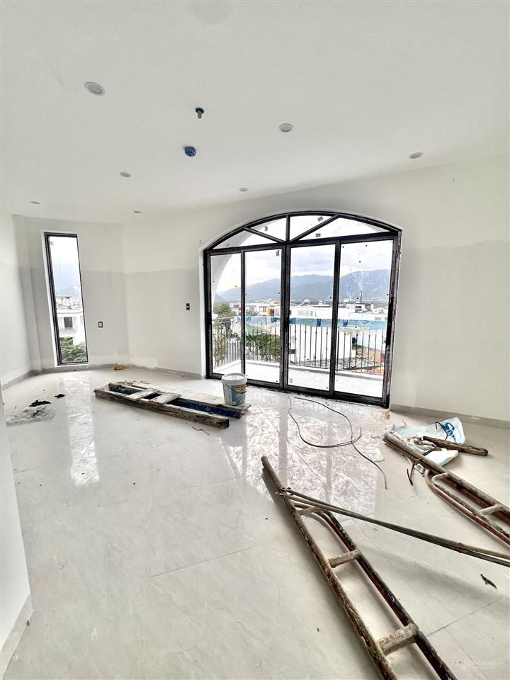 Cho thuê nhà ở kinh doanh 5 tầng 800m2 có pccc ngay lô góc khu vcn phước long giá 70 triệu/tháng
