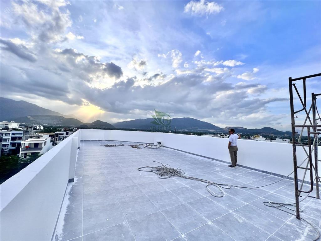 Cho thuê nhà ở kinh doanh 5 tầng 800m2 có pccc ngay lô góc khu vcn phước long giá 70 triệu/tháng