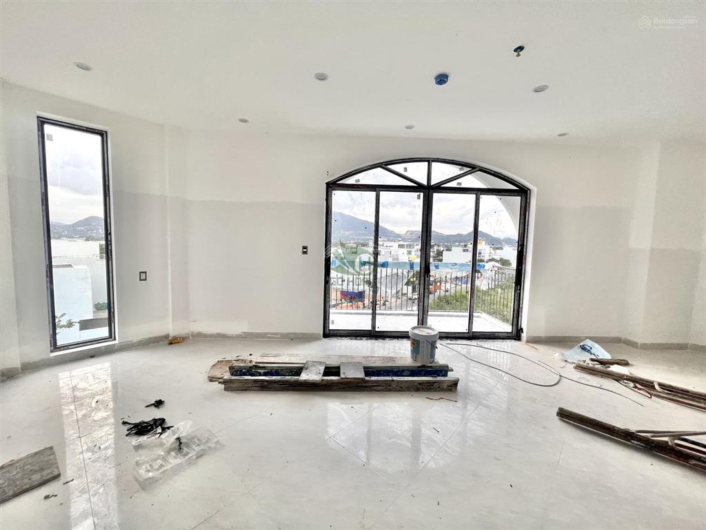 Cho thuê nhà ở kinh doanh 5 tầng 800m2 có pccc ngay lô góc khu vcn phước long giá 70 triệu/tháng