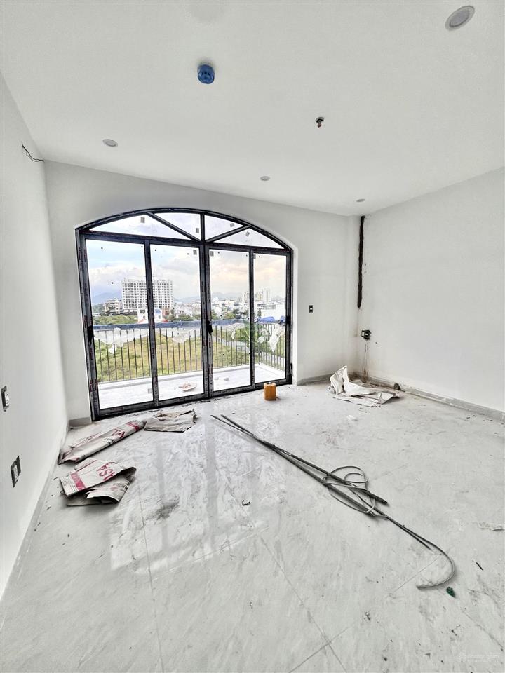 Cho thuê nhà ở kinh doanh 5 tầng 800m2 có pccc ngay lô góc khu vcn phước long giá 70 triệu/tháng