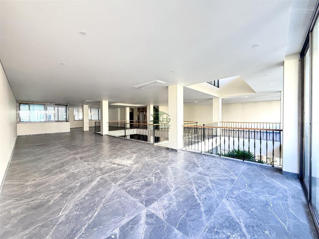 Cho thuê mặt bằng 2 tầng siêu rộng 750m2 ngang 15m tuyến thích quảng đức giá 100 triệu/tháng