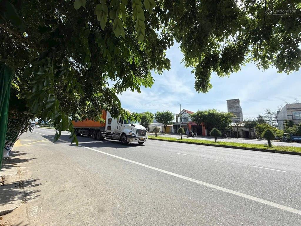 Diện tích 360m2 (12m ngang) mà giá chỉ hơn 12 tỷ, lại còn 2 mặt tiền trước sau, đường lớn 48m