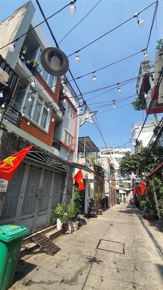 Gần hoàng sa  quận 3  hxh cách 5m  30m ra mặt tiền  2 tầng lầu  dt 55m  chỉ 5,x tỷ.