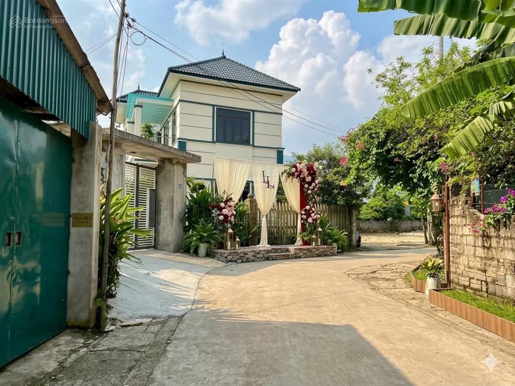 Lô góc 2 mặt tiền view núi ba vì  gần trục chính xã