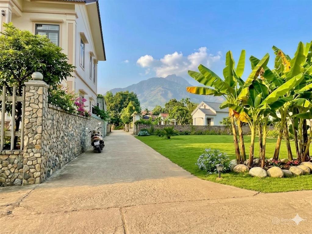 Lô góc 2 mặt tiền view núi ba vì  gần trục chính xã