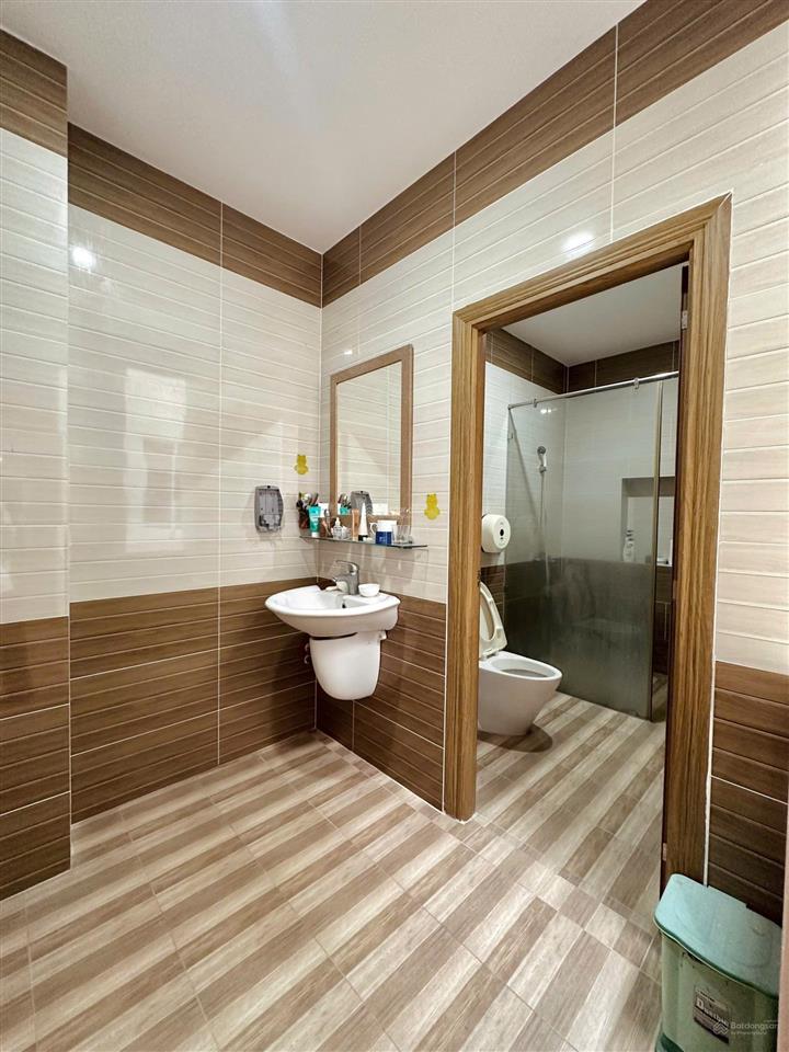 Ngay chợ hoàng hoa thám  hẻm xe hơi thông  diện tích 5x22m  3 tầng  giá chỉ 15 tỷ