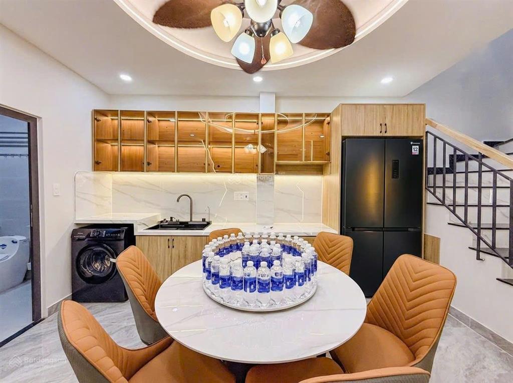 (hot) mặt tiền kinh doanh bàu cát số 5.6.7  dt 8x18m  trệt 2 lầu sân thượng chỉ 31.5 tỷ