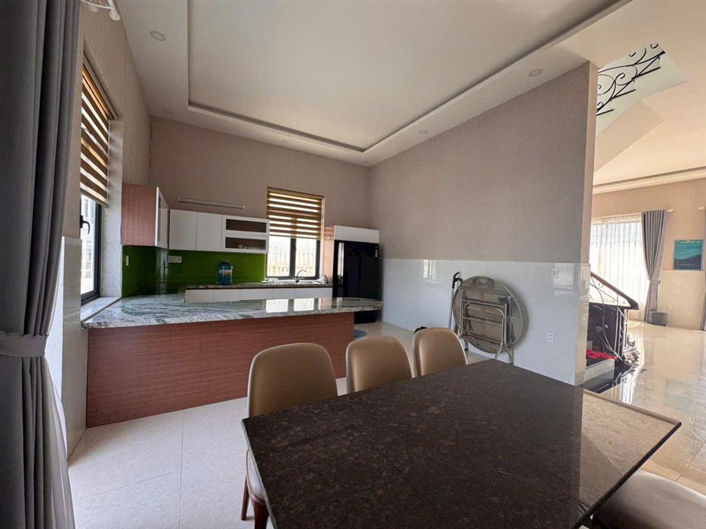 Cho thuê villa 5 phòng ngủ full nội thất có bãi đậu ô tô giá 25 triệu đường An Sơn Đà Lạt