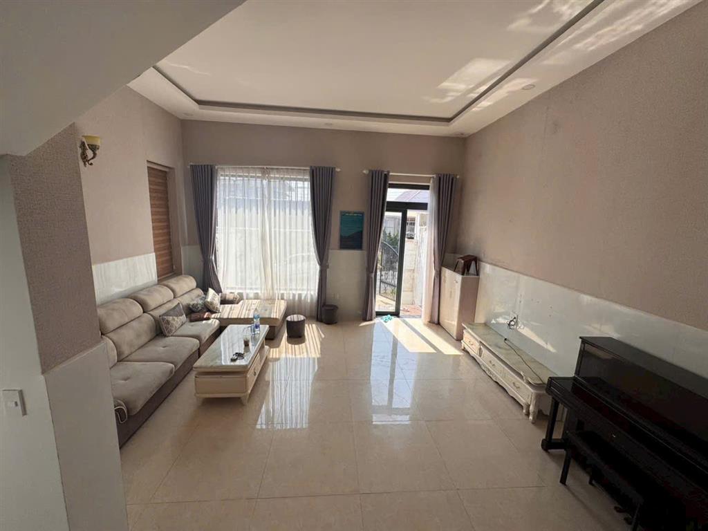 Cho thuê villa 5 phòng ngủ full nội thất có bãi đậu ô tô giá 25 triệu đường An Sơn Đà Lạt
