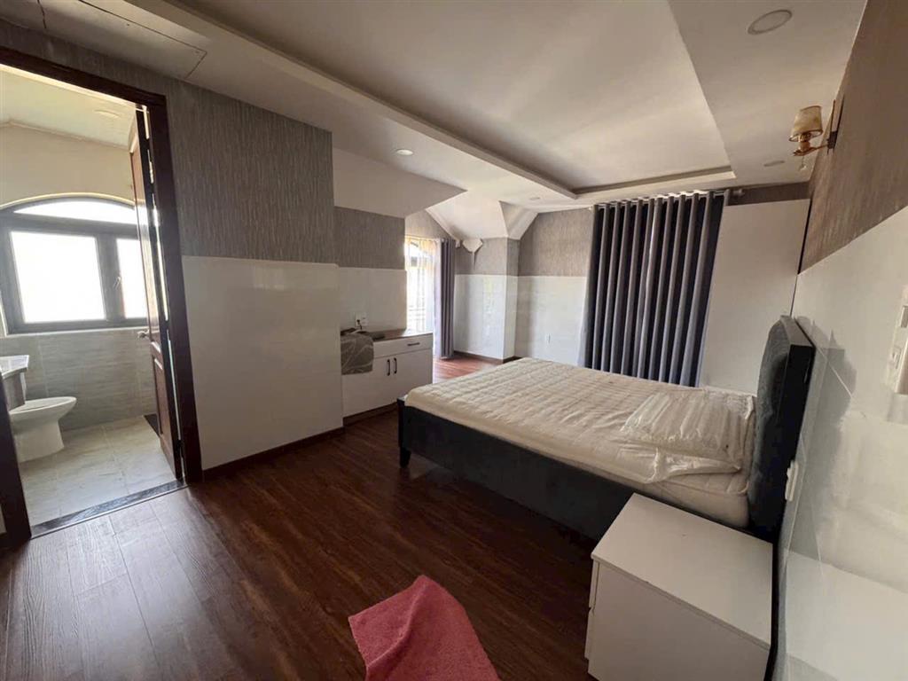 Cho thuê villa 5 phòng ngủ full nội thất có bãi đậu ô tô giá 25 triệu đường An Sơn Đà Lạt
