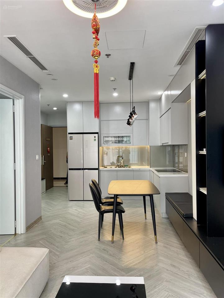 Em cần cho thuê căn hộ 2 phòng ngủ 2 vệ sinh, hoàn thiện full nội thất đẹp tại vinhomes symphony