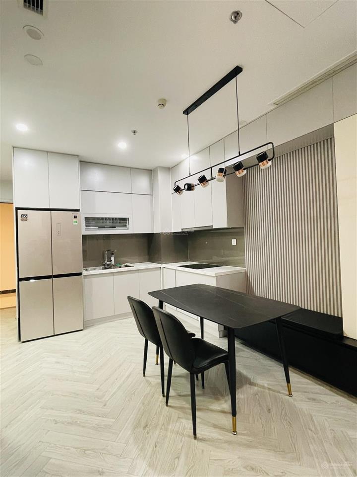 Em cần cho thuê căn hộ 2 phòng ngủ 2 vệ sinh, hoàn thiện full nội thất đẹp tại vinhomes symphony