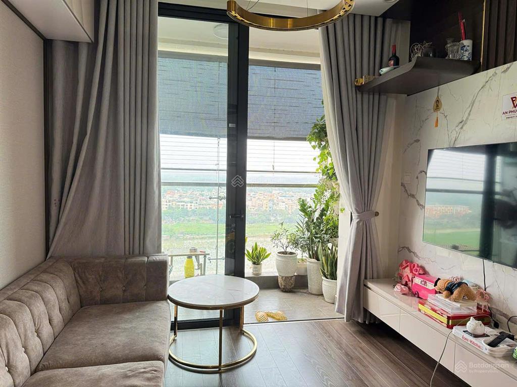 Em cần bán gấp căn hộ 2pn2vs góc, tầng cao hướng mát, giá tốt tại vinhomes symphony.  0972 092 ***