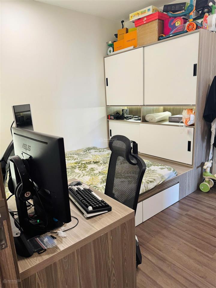 Em cần bán gấp căn hộ 2pn2vs dt thông thủy 64m, bếp chữ l, tại vinhomes symphony.  0972 092 ***