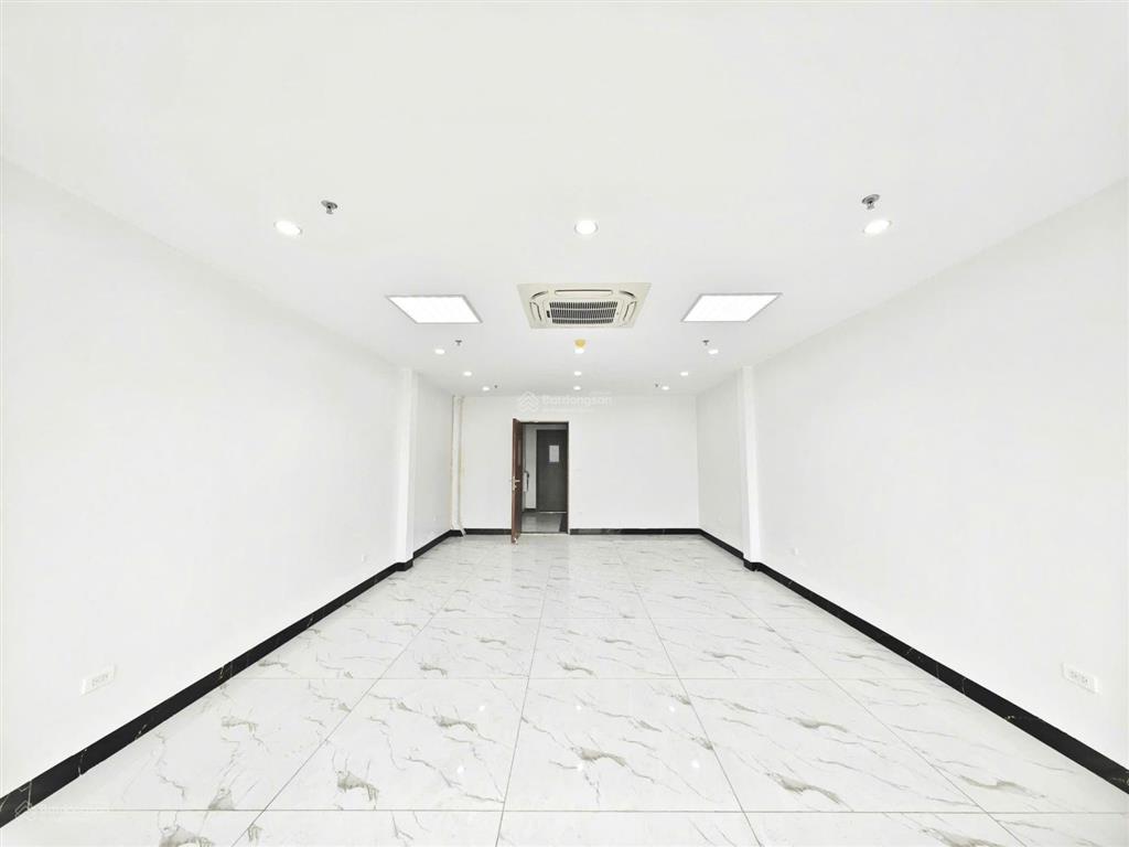 Cho thuê văn phòng 90m², 12tr5, chia sẵn 2 phòng, có tầng hầm, thang máy, pccc tại tc5 yên xá