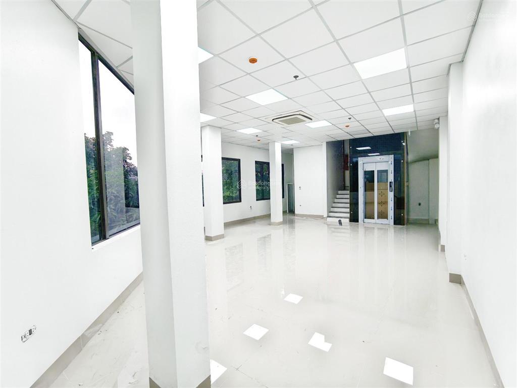 Cho thuê nhà 4 tầng mới, thang máy, điều hòa, pccc, tổng 200m, giá 26tr, làm việc 24/24