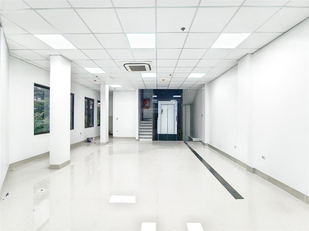 Cho thuê nhà 4 tầng mới, thang máy, điều hòa, pccc, tổng 200m, giá 26tr, làm việc 24/24