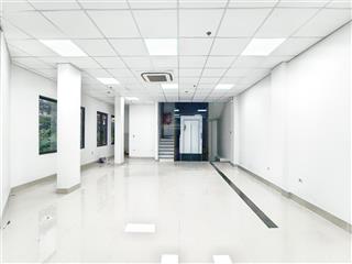 Cho thuê nhà 4 tầng mới, thang máy, điều hòa, pccc, tổng 200m, giá 26tr, làm việc 24/24