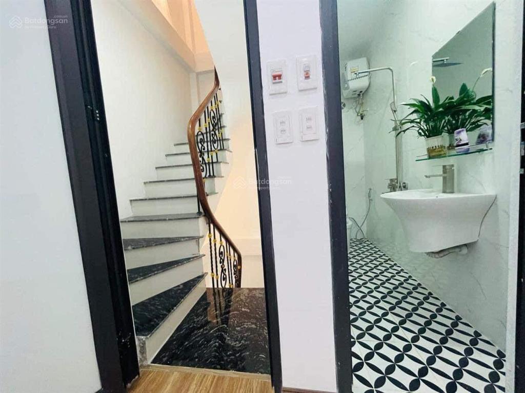 Cho thuê nhà riêng 4 tầng, nhà mới, dọn đồ về ở ngay, yên tĩnh
