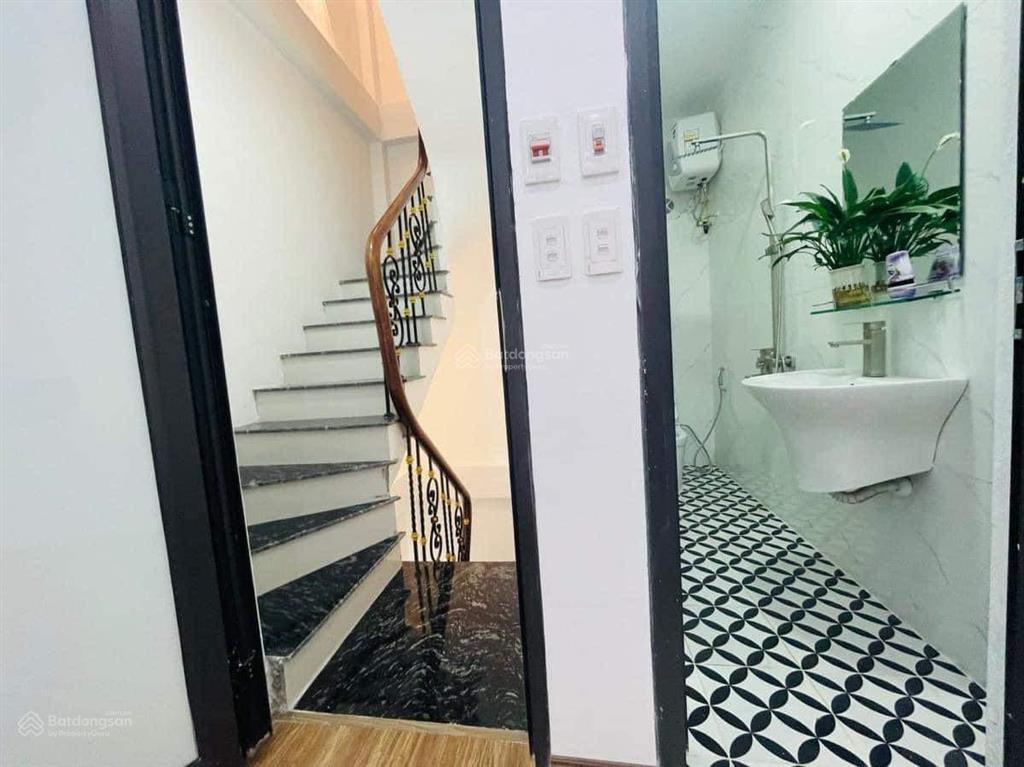 Cho thuê nhà riêng 4 tầng, nhà mới, dọn đồ về ở ngay, yên tĩnh