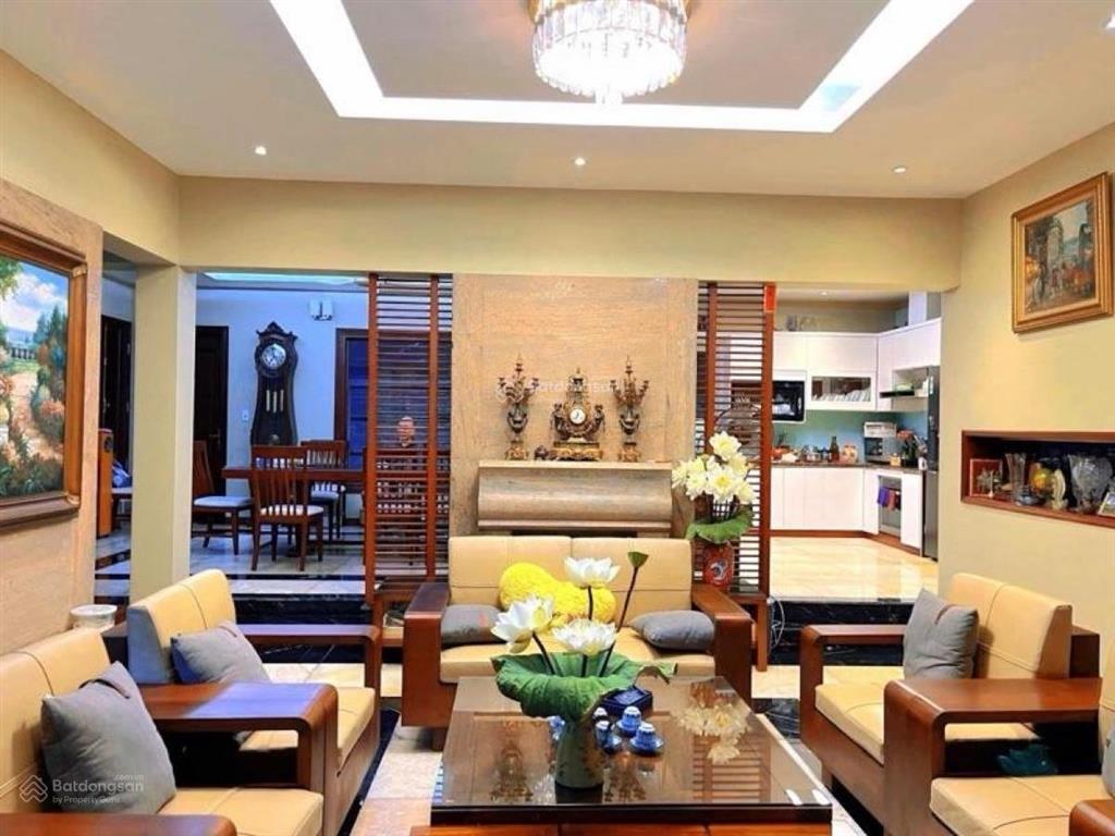 Chính chủ gửi bán biệt thự  vườn đào  tây hồ 200m2 4t mt 13m. giá chào 120tỷ (tl)