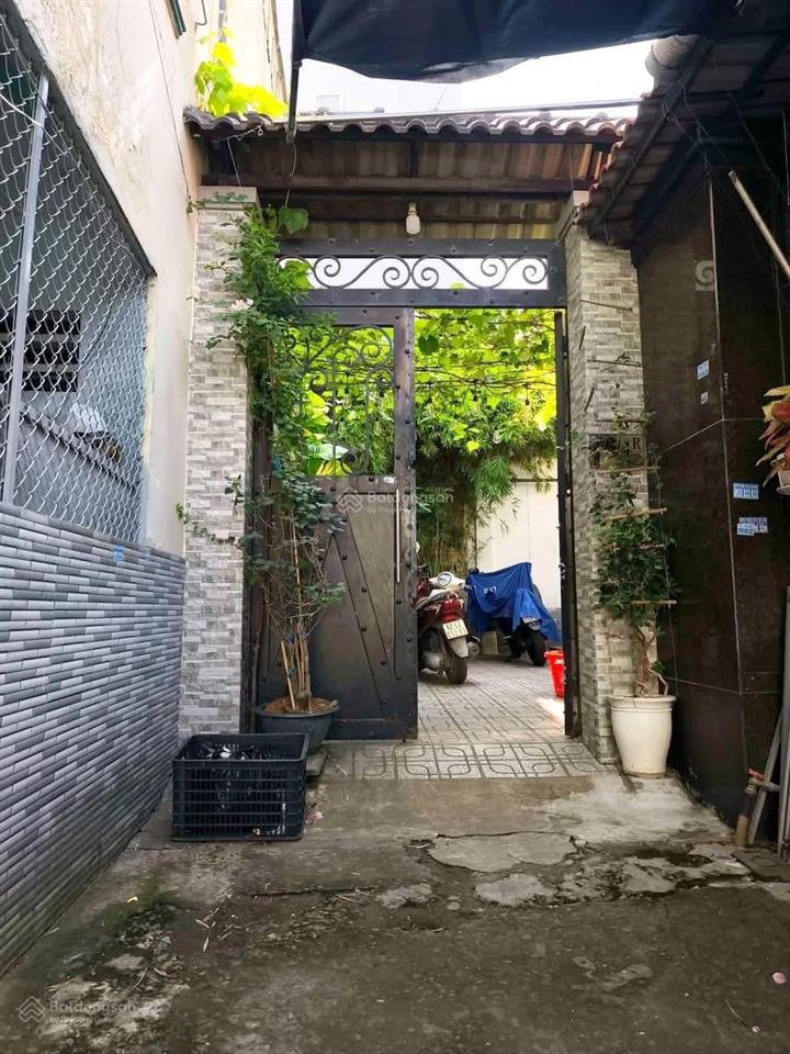 Nhà 2 tầng thiết kế kiểu biệt thự sân vườn  127m2  gần nhà thờ giáo xứ trung mỹ tây. chỉ 4,79 tỷ
