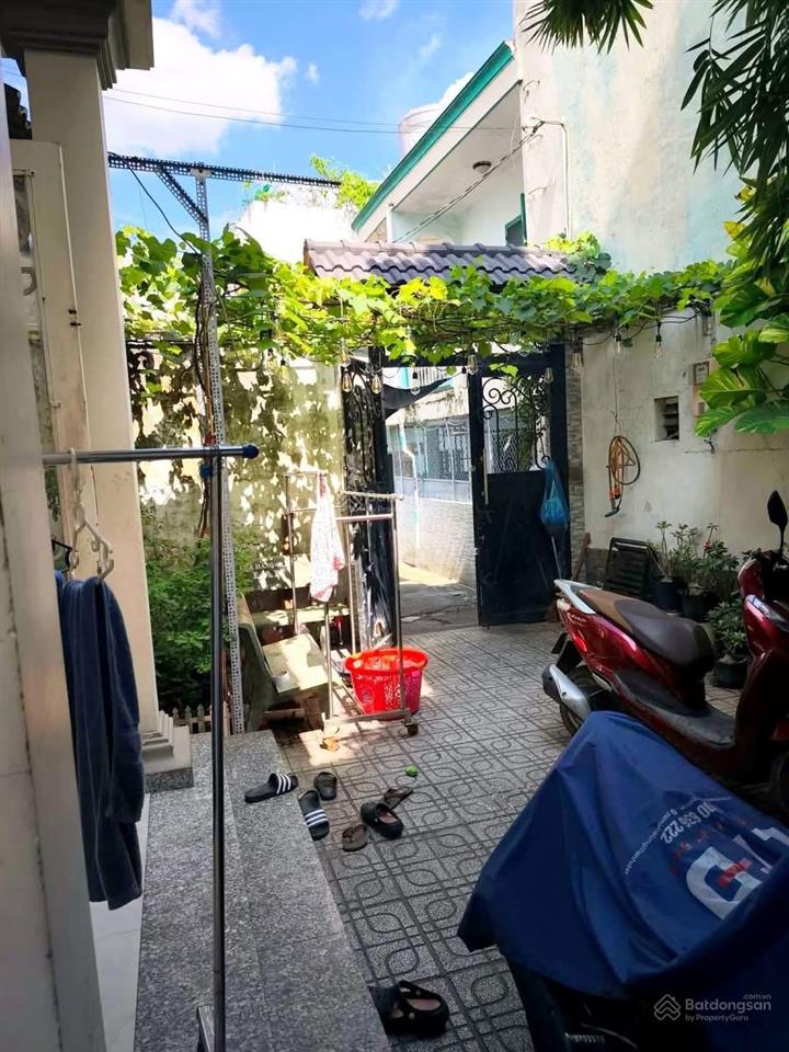 Nhà 2 tầng thiết kế kiểu biệt thự sân vườn  127m2  gần nhà thờ giáo xứ trung mỹ tây. chỉ 4,79 tỷ