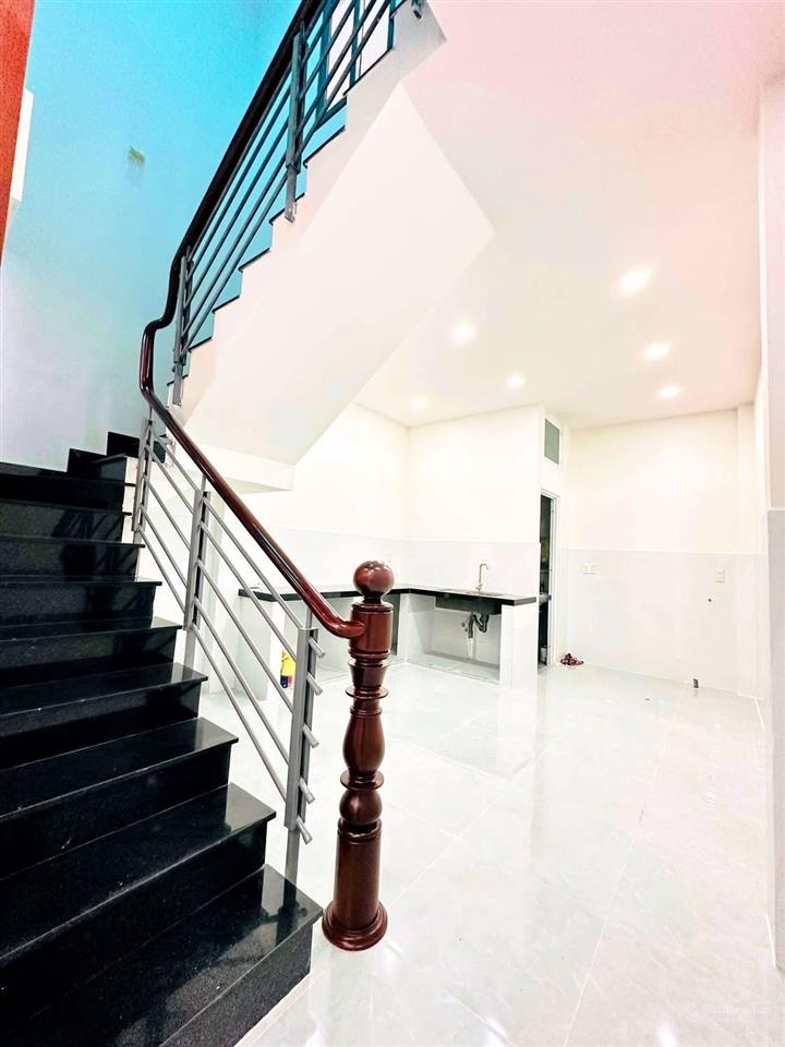 Nhà 2 tầng 46m2 ngay chợ đông bắc, cvpm quang trung, hẻm xe hơi đậu cửa.tân chánh hiệp, quận 12.