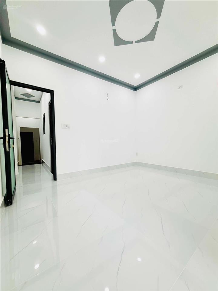 Hiếm nhà 2 tầng 53m² hẻm ô tô đỗ cửa, cách huỳnh thị hai 100m. 3 phòng ngủ, shr. chỉ 3,15 tỷ tl.