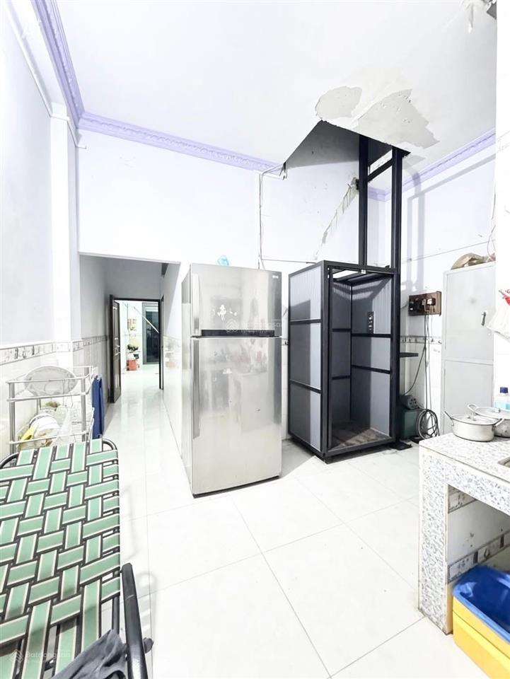 Hiếm! nhà 2 tầng có thang máy, phòng ngủ tầng trệt. hẻm 6m, gần bến xe buýt hiệp thành.