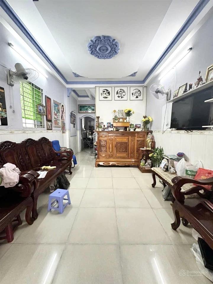 Nhà 2 tầng xe hơi tới cửa, ngay bến xe buýt hiệp thành kế chợ giãn dân. sang gò vấp chỉ vài phút.