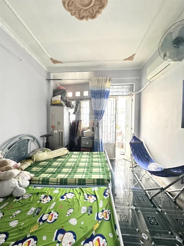 Nhà 2 tầng xe hơi tới cửa, ngay bến xe buýt hiệp thành kế chợ giãn dân. sang gò vấp chỉ vài phút.