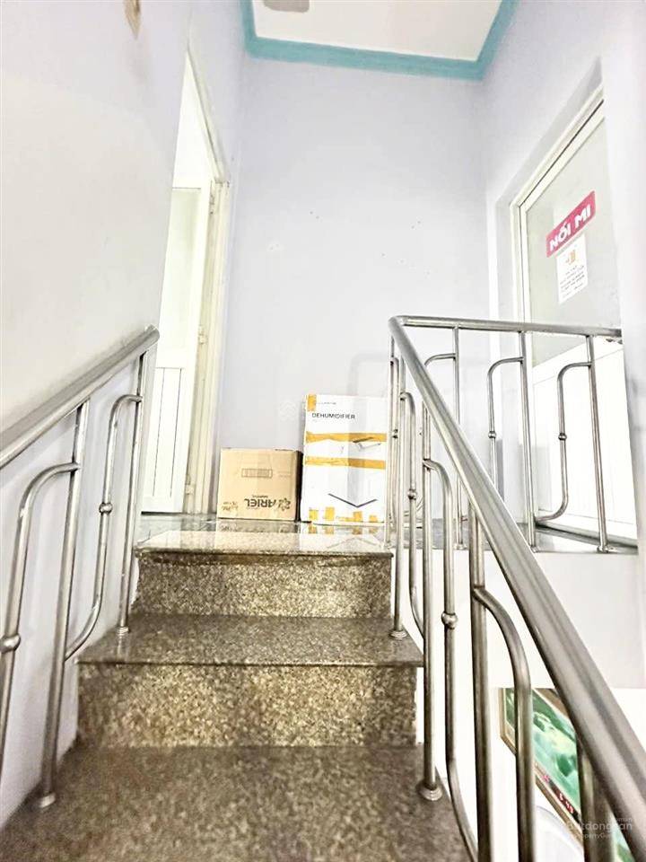 Nhà 2 tầng xe hơi tới cửa, ngay bến xe buýt hiệp thành kế chợ giãn dân. sang gò vấp chỉ vài phút.