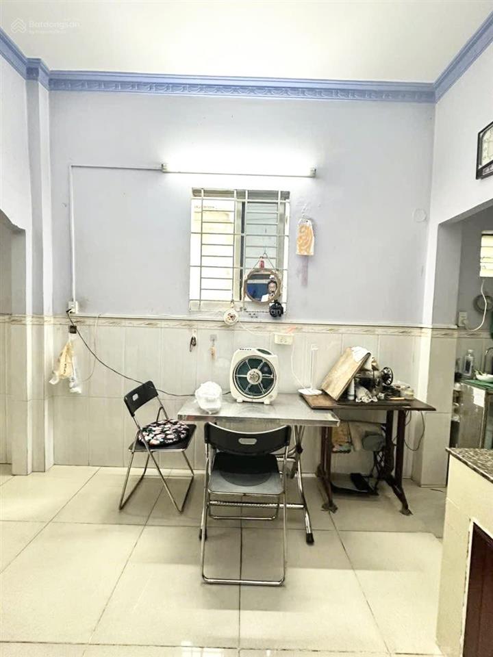 Nhà 2 tầng xe hơi tới cửa, ngay bến xe buýt hiệp thành kế chợ giãn dân. sang gò vấp chỉ vài phút.