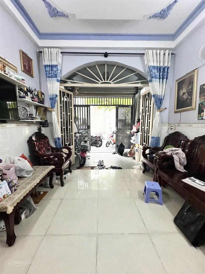 Nhà 2 tầng xe hơi tới cửa, ngay bến xe buýt hiệp thành kế chợ giãn dân. sang gò vấp chỉ vài phút.