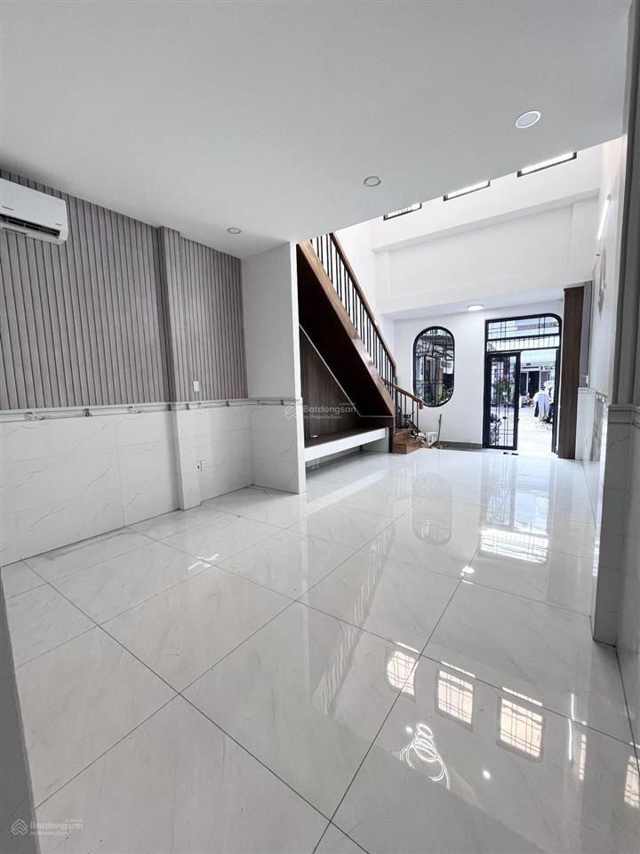 Ngay chợ thiếc nhà mới tinh, hẻm xe hơi. tặng full nội thất, lê văn khương, quận 12.